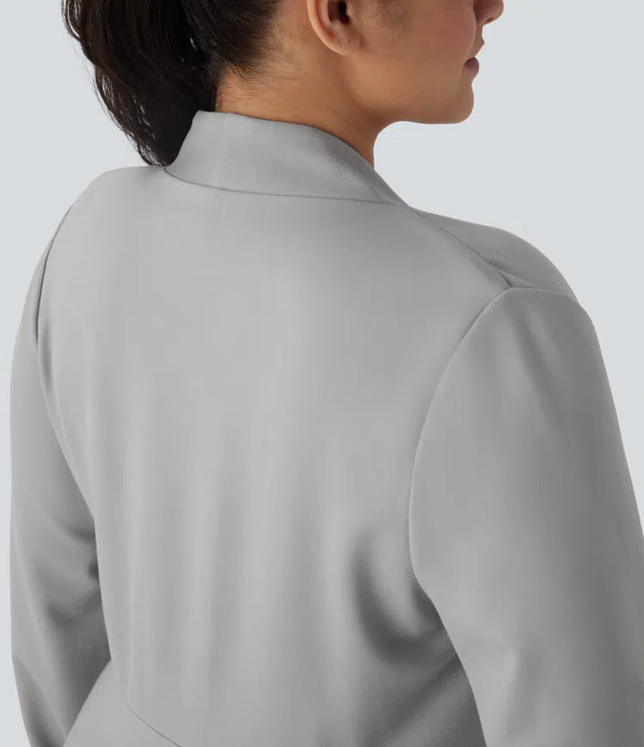 Kurtka robocza w dużym rozmiarze z dekoltem w serek, długimi rękawami, prostym przodem i baskinką